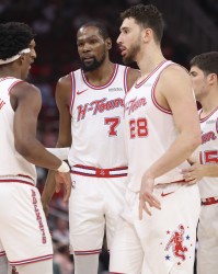 B体育官方网站-杜兰特：喜欢球队挨打后马上回击的特质 我们赢得了彼此的信任