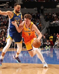 单季20分且三项命中率至少50/40/100%场数：库里前2 克尼佩尔第3